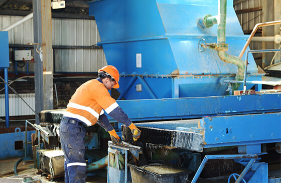 A worker controls a shaking table to process tungsten ore.jpg